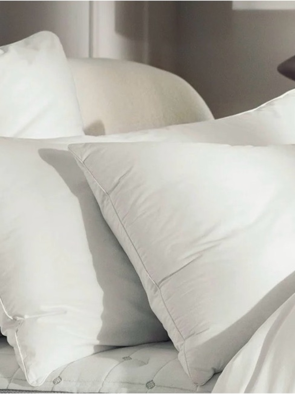 Boll & branch Premium Pillows - med firmness down alternative - 2 left